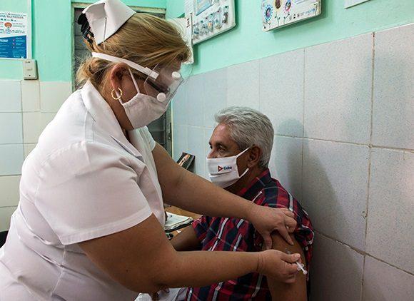 Durán recibe primera dosis del candidato vacunal cubano Soberana 02