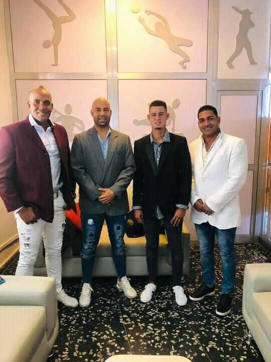 Cuatro industrialistas firman contrato profesional