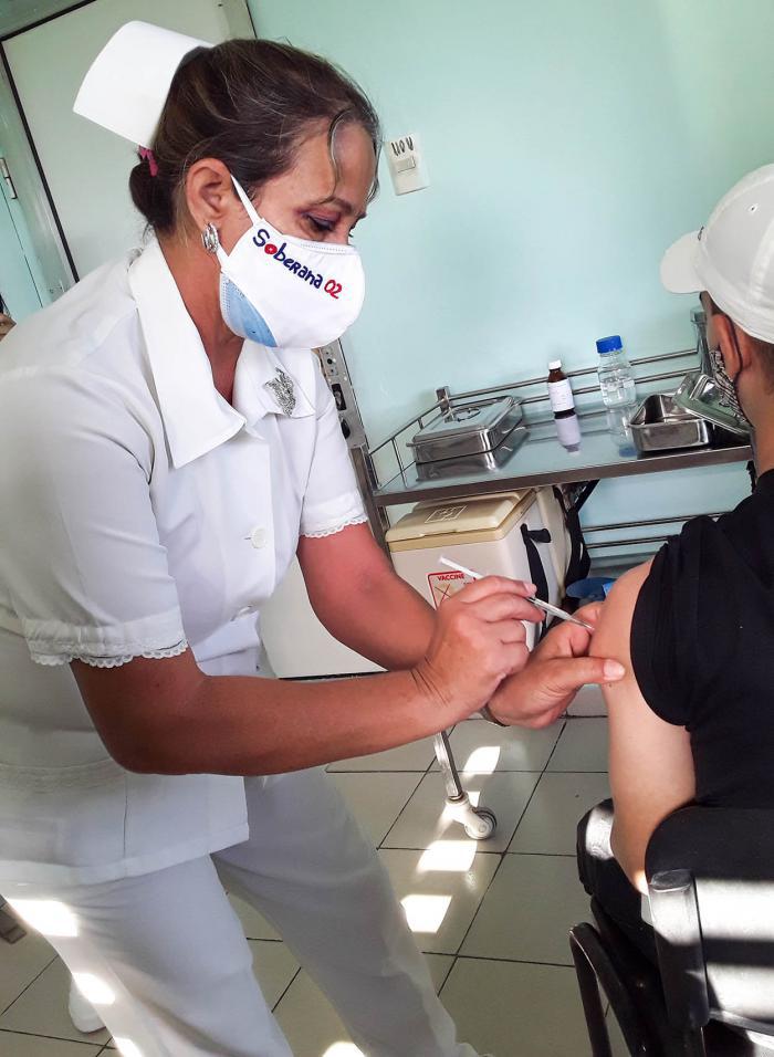 El joven José Ángel López es uno de los trabajadores de la salud que ha recibido la primera dosis de Soberana 02 en el municipio de Cotorro. 