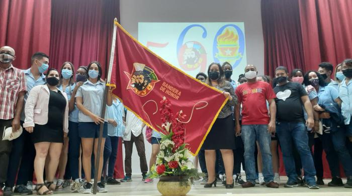 Entregan Bandera de Honor de la UJC a Facultad de Enfermeria Lidia Doce 