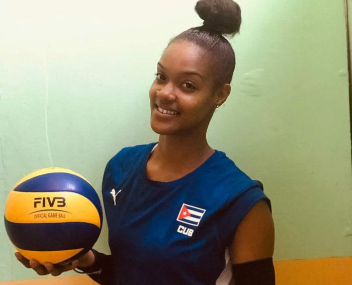 Capitalina Claudia Hernández calienta la cancha en la Liga Peruana de Voleibol