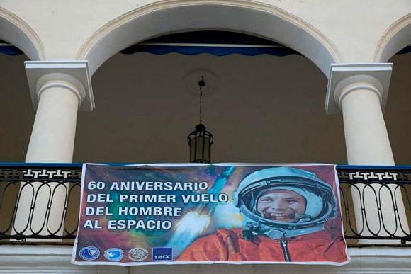 Inauguran exposiciones fotográficas en homenaje al primer vuelo del hombre al espacio