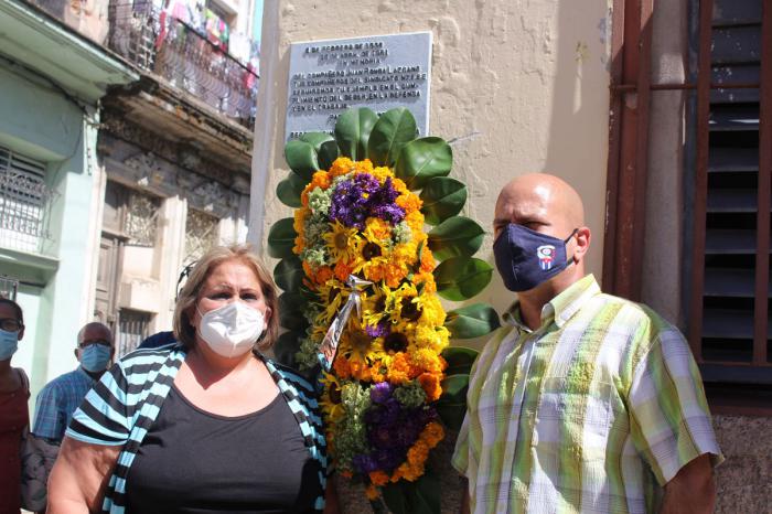 Gerardo Henández Nordelo, Coordinador Nacional de los CDR junto a Niurka Ronda hija del mártir.