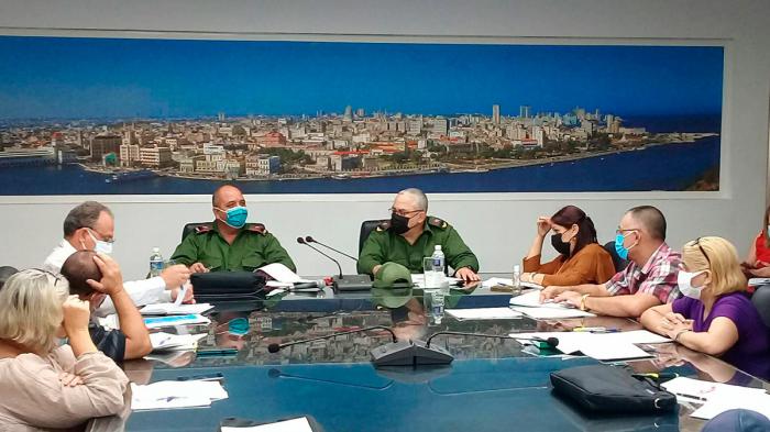 Al centro Luis AntonioTorrres Iríbar, Reinaldo García Zapata,  CDP La Habana 15 abril 2021
