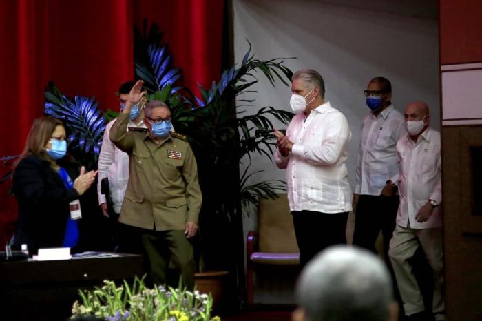 Asiste Raúl Castro a sesión inaugural del VIII Congreso del Partido