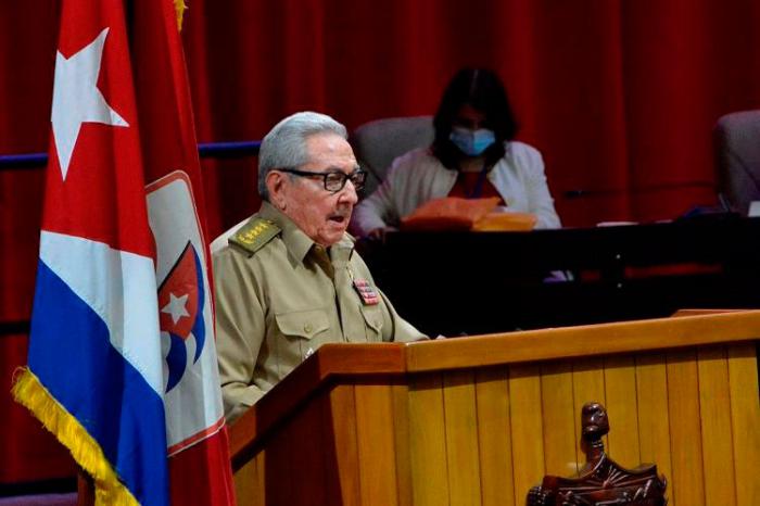 General de Ejército Raúl Castro presenta Informe Central al 8vo. Congreso del Partido
