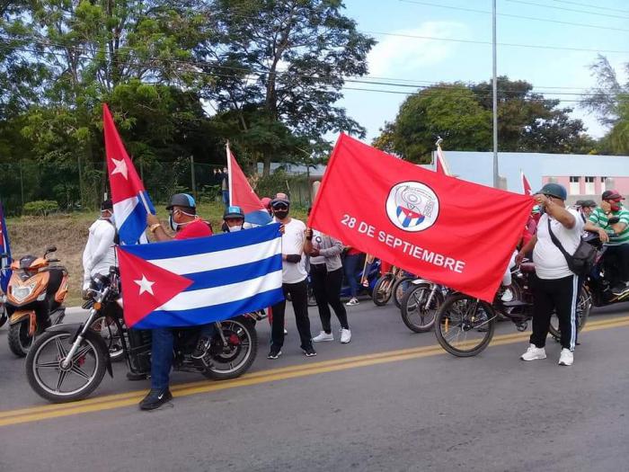 Caravana contra el bloqueo, personas con banderas