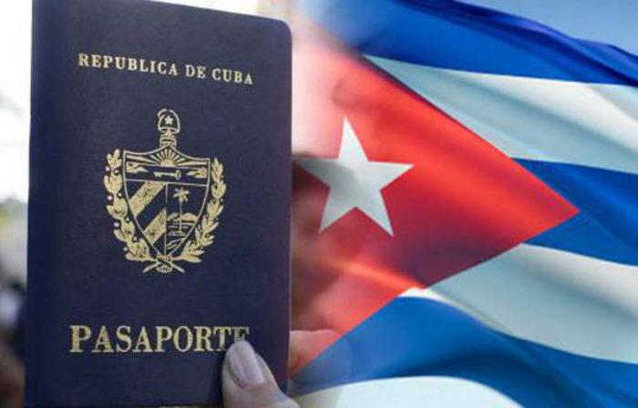 Bandera y pasaporte cubano