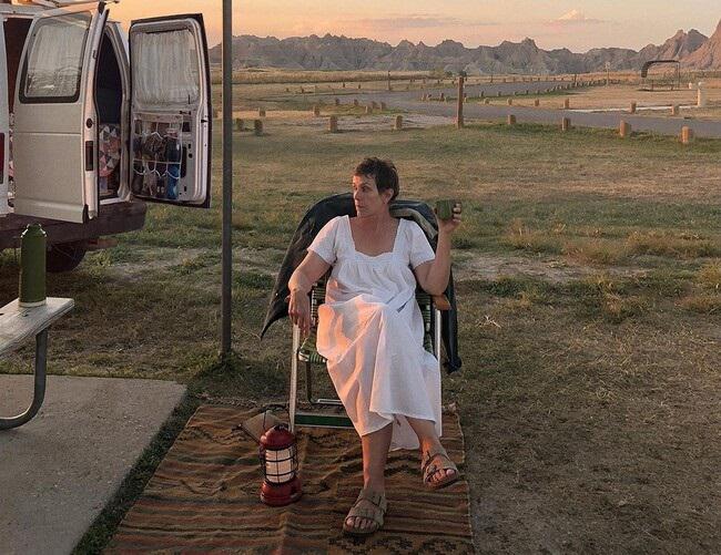 La protagonista de la película Nomadland sentada al aire libre