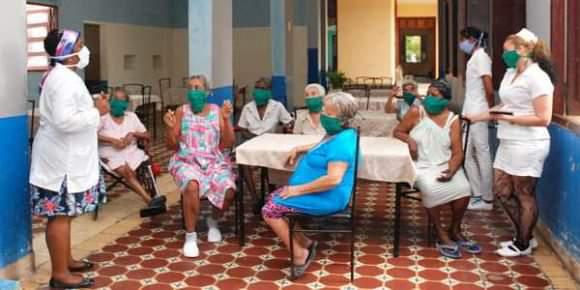 Varias personas con nasobuco en un hogar de ancianos