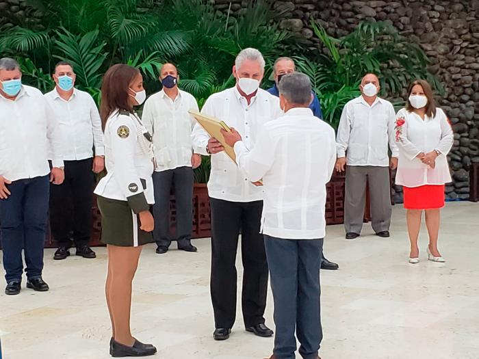 Condecora Gobierno cubano a destacados campesinos y cooperativistas