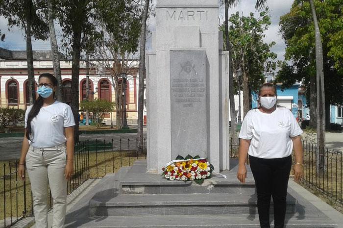 Trabajadores del Tribunal Municipal Popular de Guanabacoa recibieron las banderas de Proeza Laboral y Aniversario 60 de la FMC