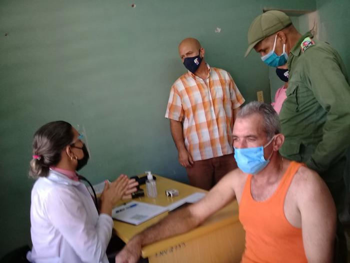 Recorre Gerardo Hernandez Nordelo centros vacunatorios en La Habana
