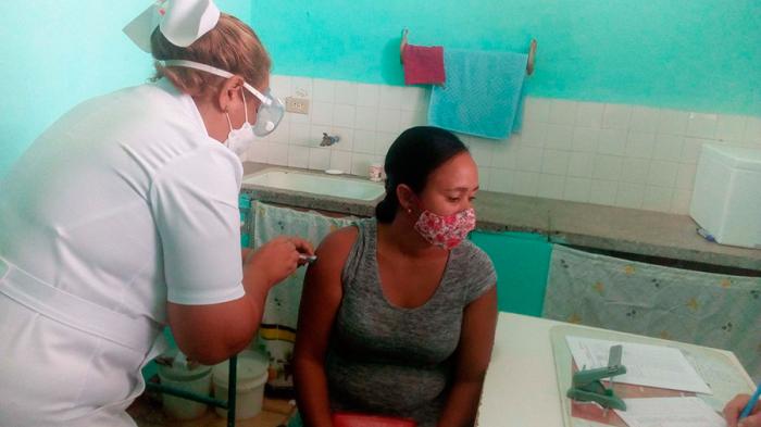 Pacientes muy jóvenes reciben su dosis de Abdala este 20 de Mayo en el Consejo Popular de Guanabo.