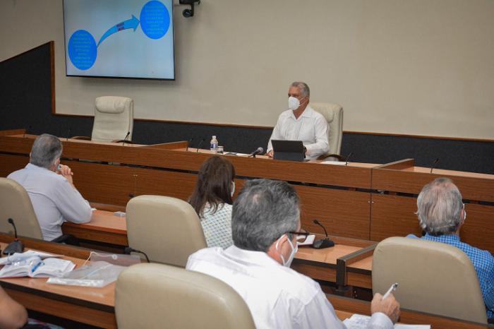 Miguel Díaz-Canel y participantes en la reunión