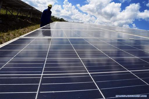 Donará China a Cuba lote de paneles solares