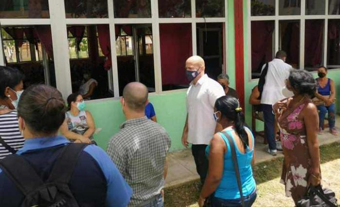 Recorre Coordinador Nacional de los CDR vacunatorios en Arroyo Naranjo