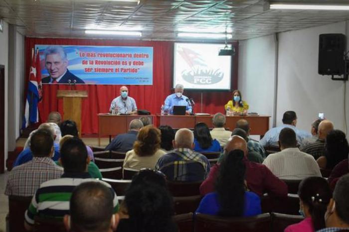 Díaz-Canel y miembros del Partido en reunión en Cienfuegos