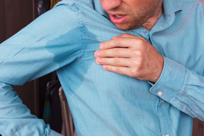 Para quitar manchas de sudor en la ropa
