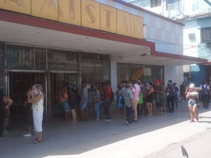 Una cola de una tienda