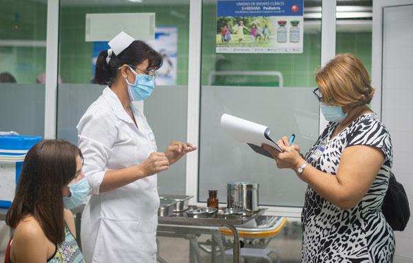 Inspección de CECMED en uno de los vacunatorios