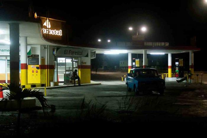 Presencia de automóviles transitando después de las 9:00 pm sin autorización.