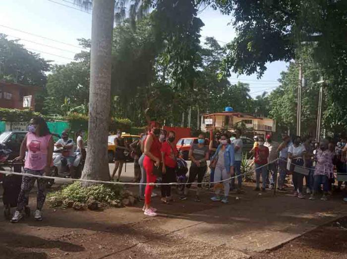 Tienda Palco, no se guarda el distanciamiento físico.