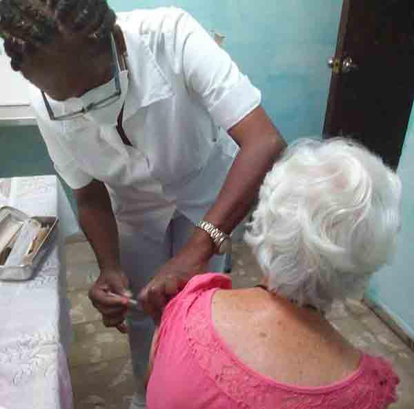 En el Consejo Popular Las Cañas, del municipio Cerro, ya recibieron su primera dosis de Abdala más de 300 personas adultas mayores.