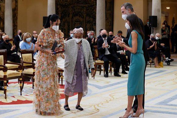 Recibe Omara Portuondo Medalla de Oro al Mérito en las Bellas Artes