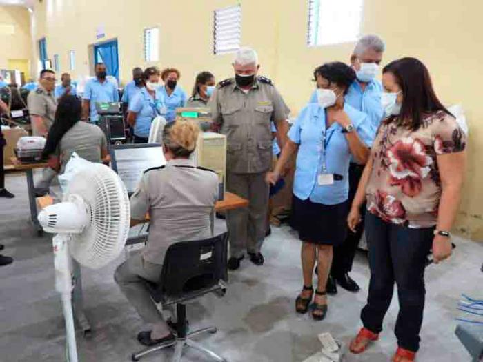 Recorre Ministra de Comunicaciones Oficina de Cambio Internacional de Correos de Cuba