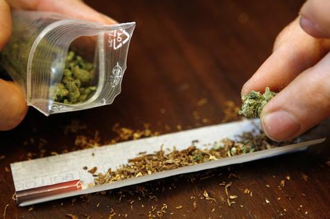 Preparando un cigarro de mariguana