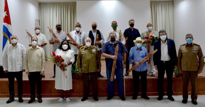 Felicita Díaz-Canel a personas e instituciones que recibieron réplica del Machete de Máximo Gómez. 