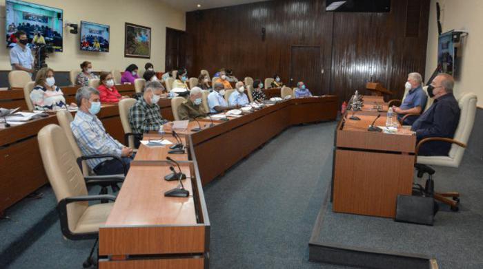 Participantes y presidencia en la reunión del grupo temporal de trabajo de enfrentamiento a la COVID-19