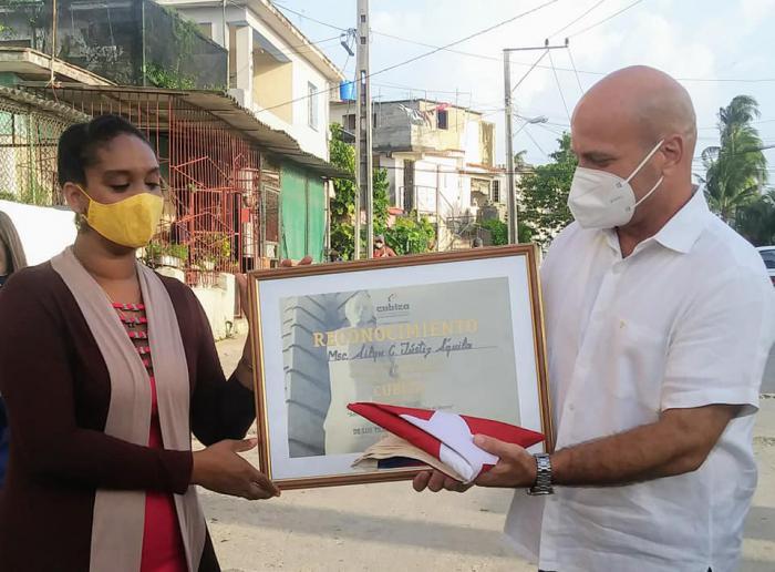 Reconocimiento cederista a la meteoróloga Aylin Justiz.