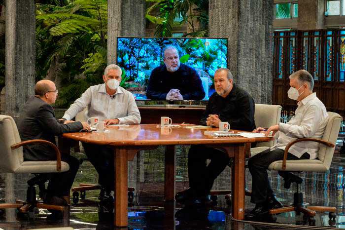 El Primer Secretario del Partido Comunista de Cuba (PCC) y Presidente de la República, Miguel Díaz-Canel Bermúdez, y dirigentes del gobierno participan en la Mesa Redonda para continuar ofreciendo información al pueblo