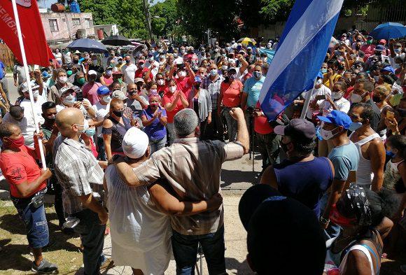 Personas en la Guinera junto a Gerardo Hernández Nordelo y Luis Antonio Torres Iríbar