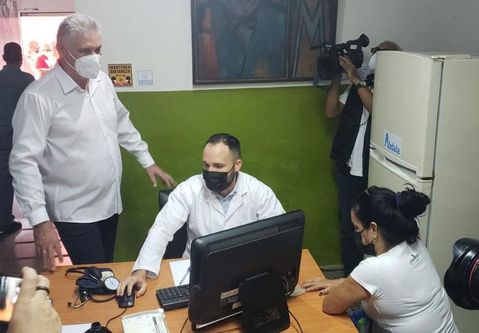 Visita Díaz-Canel vacunatorio en Romerillo