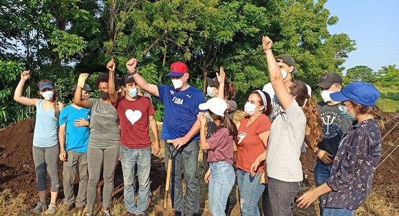 Díaz-Canel participa junto a jóvenes cubanos en trabajo voluntario