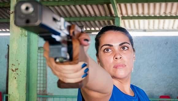 Laina Pérez con la pistola de tiro deportivo