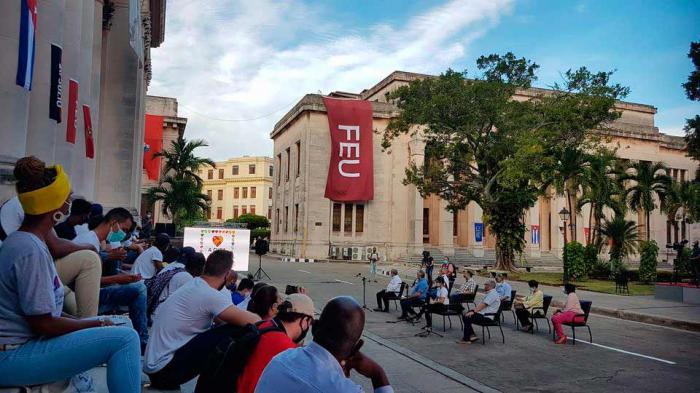 Díaz-Canel comparte con jóvenes en la Universidad de La Habana