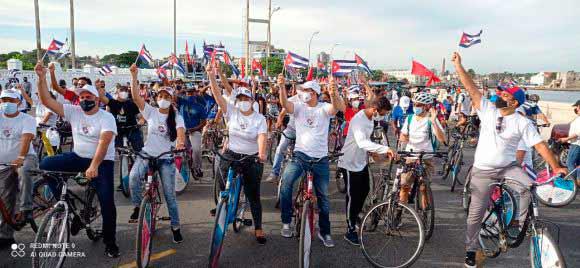 Jóvenes cubanos protagonizan caravana por la paz, el amor y la solidaridad 