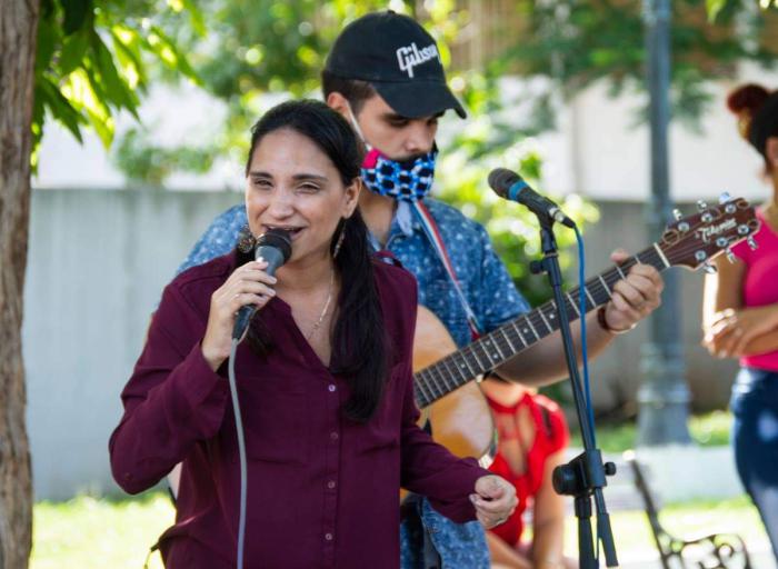 Annie Garcés cantando en la feria de la FEU
