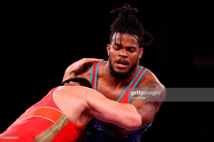 Reineris Salas cedió ante el “tanque” Sadulaev y deberá conformarse con ir a discutir el bronce.
