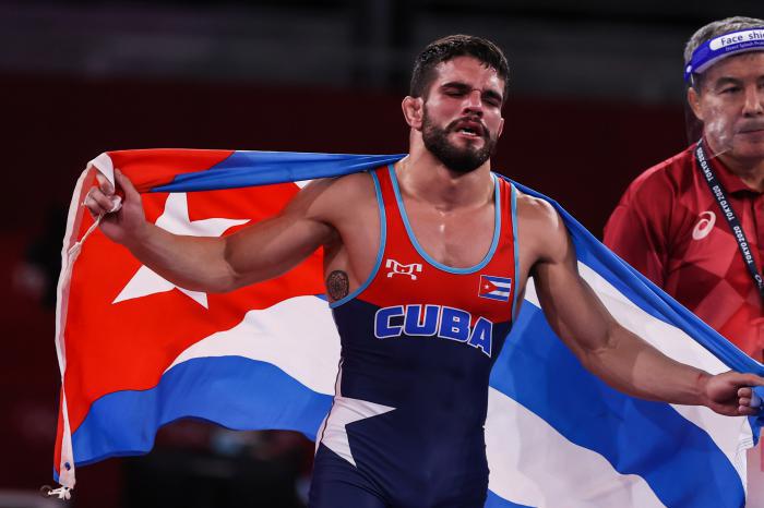 Luis Orta en las olimipiadas de Tokio 2020 con la bandera cubana