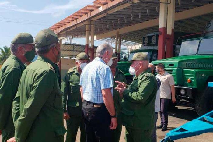 Díaz-Canel chequea producción de oxígeno medicinal