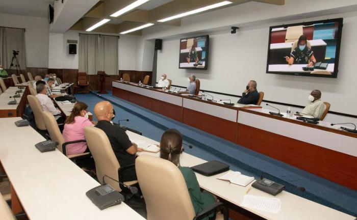 Sobre experiencias y las principales acciones que se han realizado en las últimas jornadas en 62 barrios habaneros de mayores complejidades se dialogó ampliamente en la tarde de este miércoles en un encuentro que estuvo encabezado por el Presidente de la República.