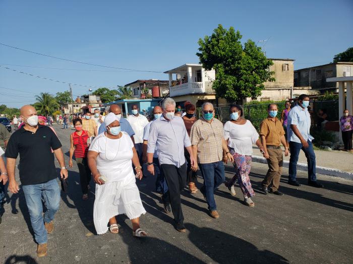 Díaz-Canel visita La Güinera