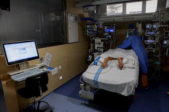 Estudio demuestra que intubación y mortalidad por COVID-19 se reduce en pacientes colocados boca abajo