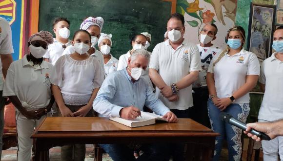 Presidente cubano visita proyectos sociales en el barrio habanero de Los Sitios