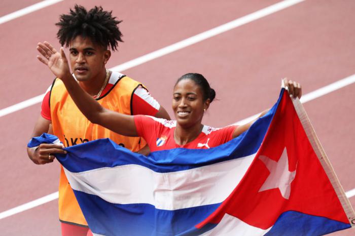 Omara Durand junto a su guía